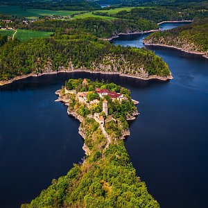 Hrad Zvíkov se nachází na soutoku Vltavy a Otavy…