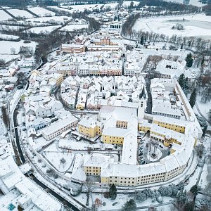 ❄️ Zimní Třeboň – Masarykovo náměstí, obklopené…